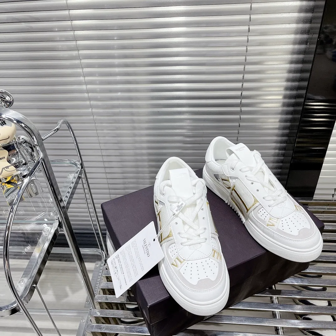 👟👟Ex-factory price 600👟👟 Valentino ONE STUD calfskin lace-up sneakers. Soft suede low-top sneakers, classic and versatile, couple's sneakers, special goods, worth buying! A pair of simple shoes with unique details will save you from the difficulty of dressing. OneStud sneakers, with quilted plaid and oversized rivets, create an eye-catching punk style and get rid of the heavy feeling of this season's clothing. Upraise calfskin derby shoes, with exquisite leather construction and simple silhouette, and smooth lines set the tone of coolness, are a versatile item in the wardrobe. There are more Valentino boutique shoes waiting for you to unlock! It’s time to get the shoes you’ve been coveting for a long time! Officially on sale 7,+++ - Seven straps, decorated with metallic rubber effect. Decoration on the back and tongue. Size 35-44.